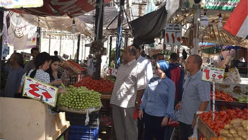 نائبة محافظ البحرالأحمر .. تتفقد المخابز و سوق الخضر والفاكهة