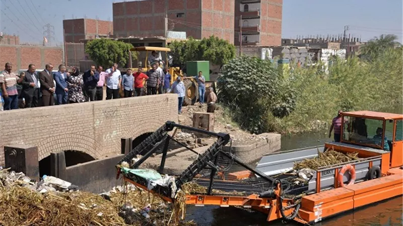 محافظ أسيوط يشهد تطهير ترعة القوصية بإستخدام حصادة المخلفات الجديدة