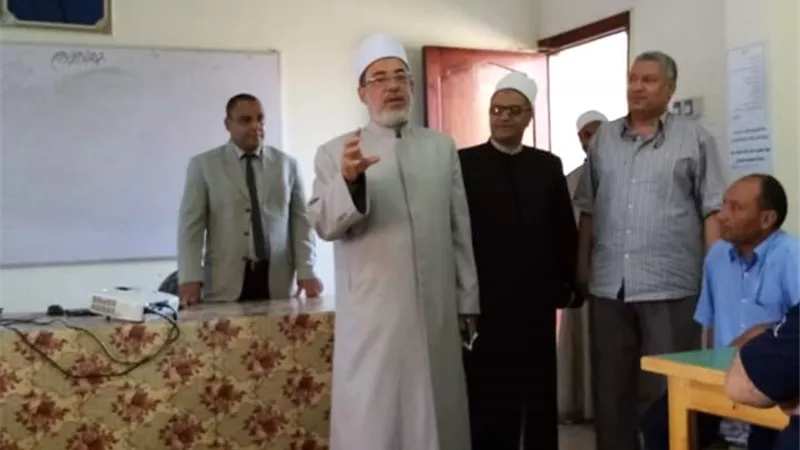 رئيس منطقة بني سويف الأزهرية يتفقد فعاليات برنامج الدبلوم التربوي .