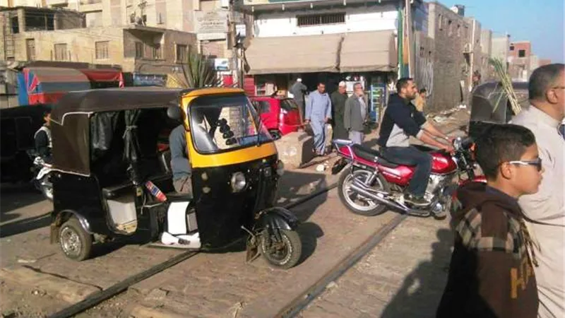 مزلقانات الموت فى بيلا تطوير مع ايقاف التنفيذ بالمستندات و الصور