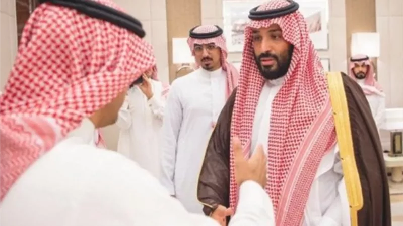 بدر العساكر ينشر فيديو لولي العهد السعودي اثناء استقباله اسرة اللواء الراحل عبد العزيز الفغم