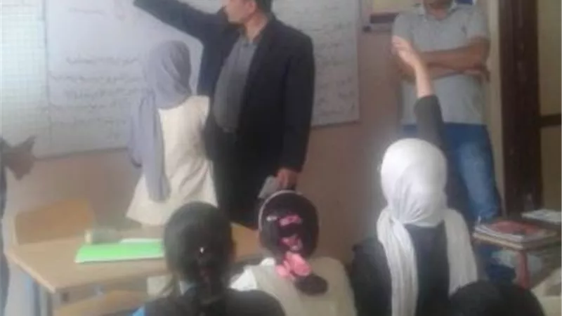 مدير تعليم الخانكة يتفاعل مع الطلاب داخل الفصول