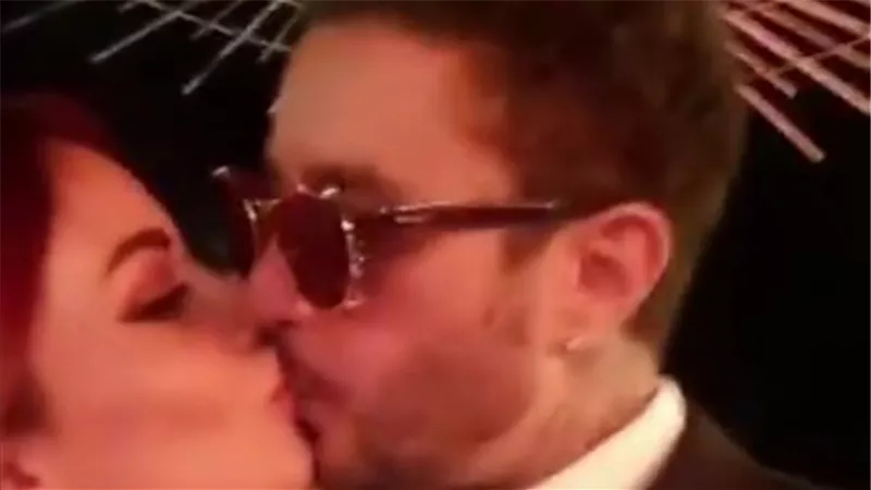 احمد الفيشاوى يشعل السوشيال ميديا بقبلة جديدة لزوجته