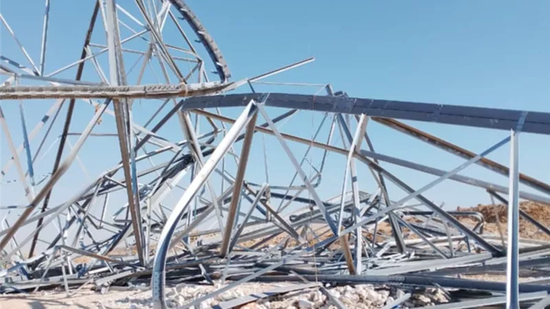 سقوط برج كهرباء تحت الإنشاء بعرب الشط بالسويس