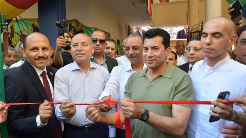 وزير الرياضة ومحافظ القاهرة يفتتحان الملعب الخماسي بمركز شباب شبرا