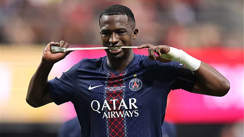 طرد لاعب باريس سان جيرمان أمام بايرن ميونخ في كأس العالم ..شاهد