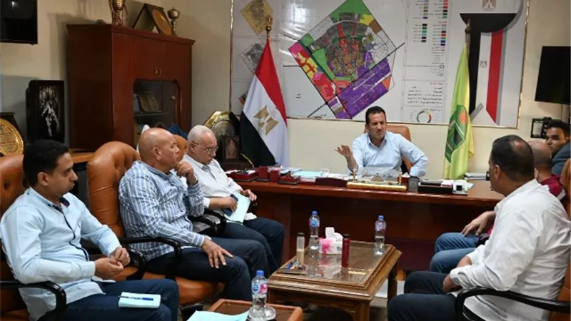 تحذيرات مشددة من رئيس جهاز العاشر فى اجتماعه بقيادات الإدارات.. صور