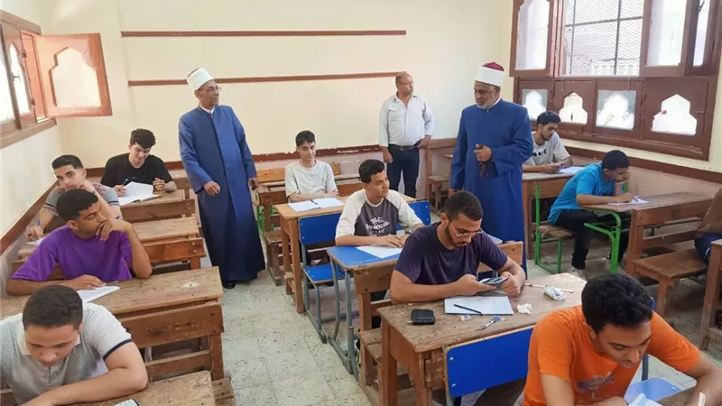 امتحان الرياضيات التطبيقية بالثانوية الأزهرية يسير بانضباط ويسر
