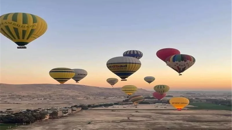 600 سائح على متن 30 رحلة بالون فى سماء الأقصر