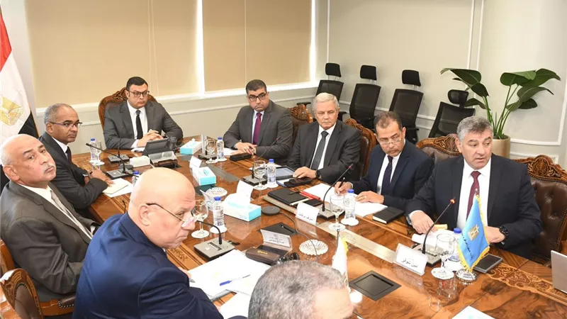وزير الإسكان يتابع موقف مشروعات مياه الشرب والصرف بالمنيا