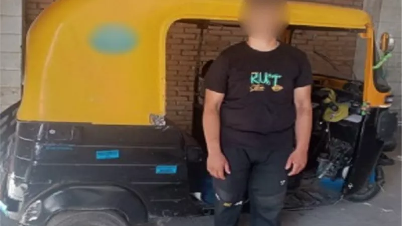ضبط سائق توك توك لسيره عكس الإتجاه في أحد الطرق السريعة بالمنوفية