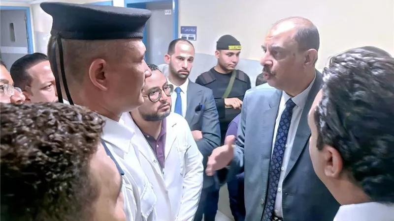 محافظ سوهاج يزور مصابي حادث طريق جهينة ـ طهطا ويطمئن على حالتهم