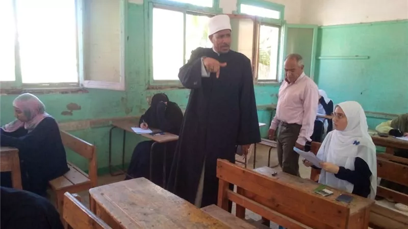 طالب ادكو مزق الكراسة و قفز من السور فى ثانوية البحيرة