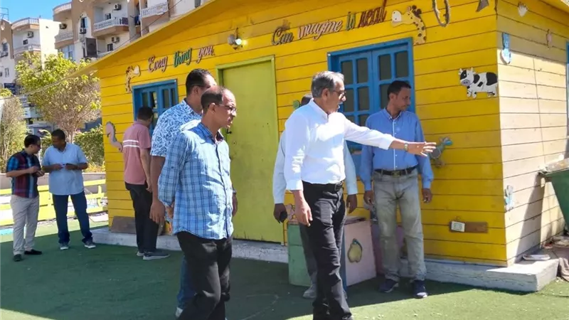 رئيس مدينة الغردقة يتفقد حديقة الفيروز وممشى النصر ضمن جولة ميدانية