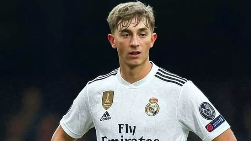 نجم ريال مدريد يعتذر لزملائه بعد طرده فى مباراة بوروسيا دورتموند