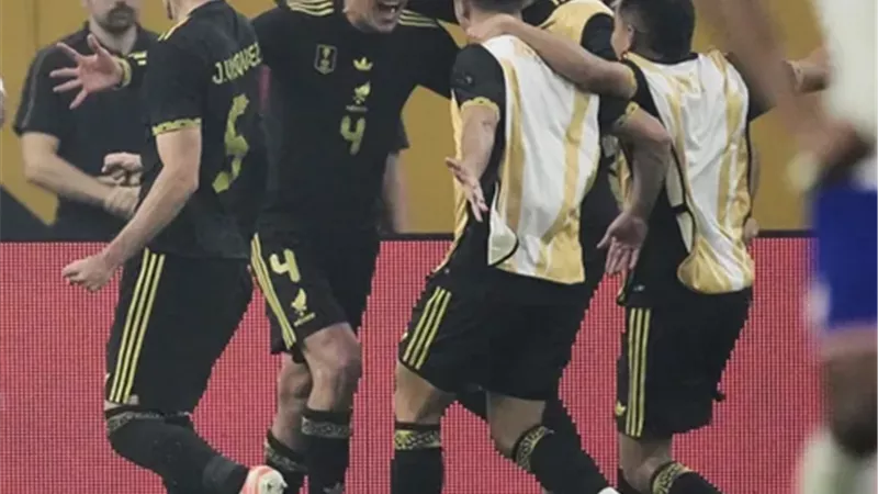 المكسيك تتوج ببطولة كأس الكونكاكاف الذهبية