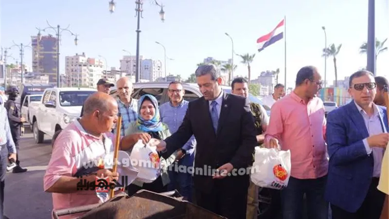 محافظ دمياط يكرم عمال النظافة في 