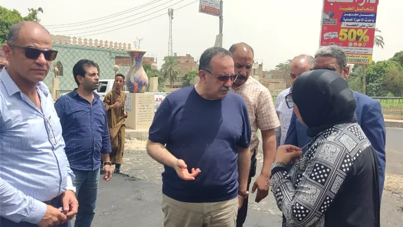 محافظ أسيوط يتفقد أعمال الرصف بأبنوب بتكلفة 28 مليون جنيه