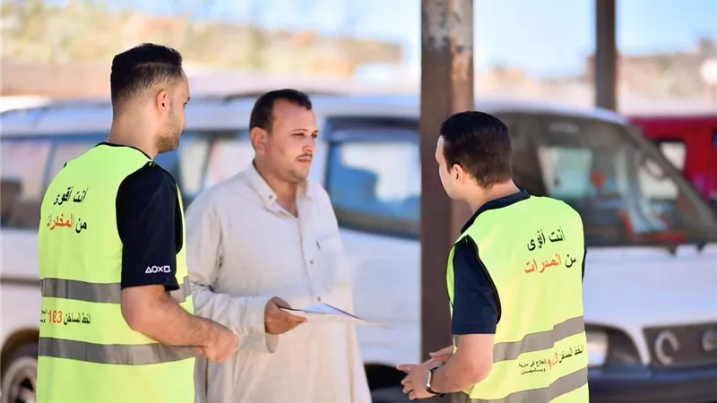 مكافحة الإدمان يكثف برامج التوعية في المواقف العمومية