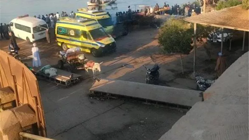 الإنقاذ النهري يدفع بفريق للبحث عن مستقلى السيارة الغارقة بقنا