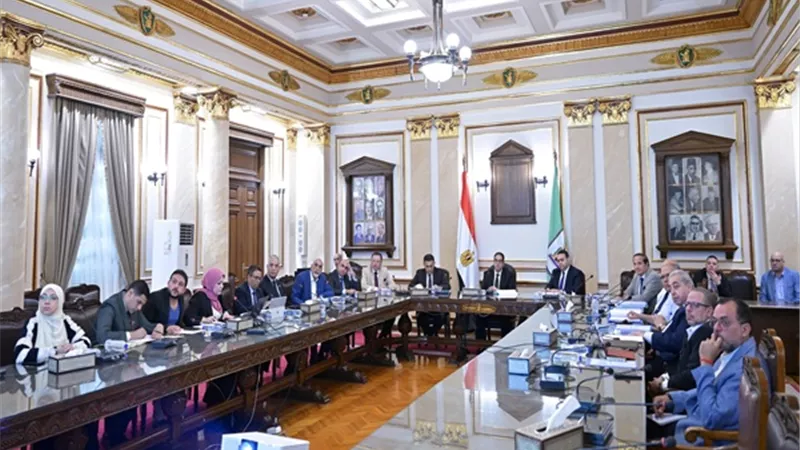 رئيس جامعة القاهرة يترأس اجتماعًا لمتابعة المشروعات الإنشائية