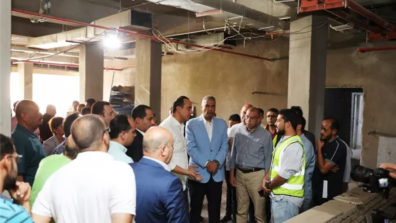 محافظ أسوان والدكتورأحمدالسبكى يتفقدان مشروع مستشفى التأمين الصحى