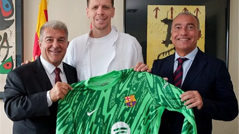 برشلونة يعلن تجديد عقد البولندى تشيزنى
