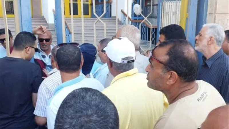 إغلاق بوابات النادي يثير أزمة ويشعل شرارة 