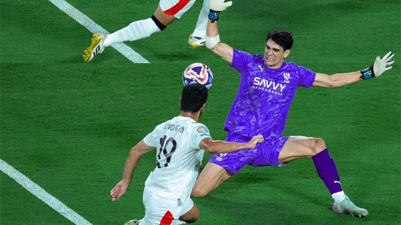 هل يعود لليجا؟.. إشبيلية يطلب ضم ياسين بونو