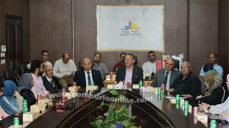 رئيس جامعة دمياط يكرم مدير شئون التعليم والطلاب