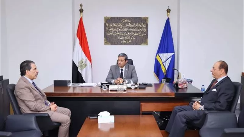 محافظ دمياط يبحث آليات دعم القطاعات الصناعية لتوفير فرص عمل لائقة