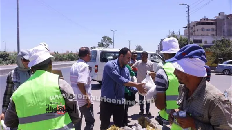 تكريم عمال النظافة بمركز كفر سعد بدمياط