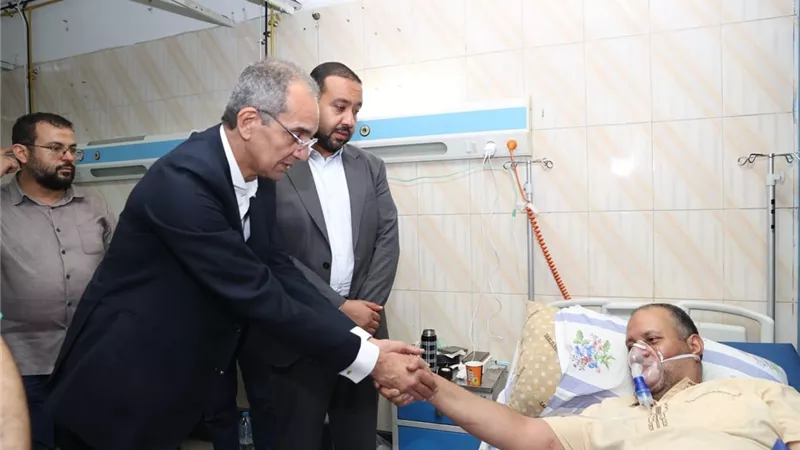 وزير الاتصالات يوجه بتعويض المستخدمين المتضررين ويزور المصابين فى الحادث