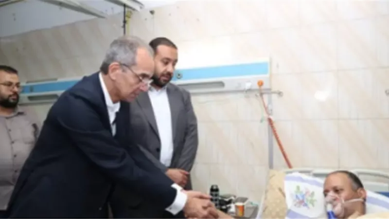 وزير الاتصالات يطمئن على مصابين حريق سنترال رمسيس بمستشفى المنيرة