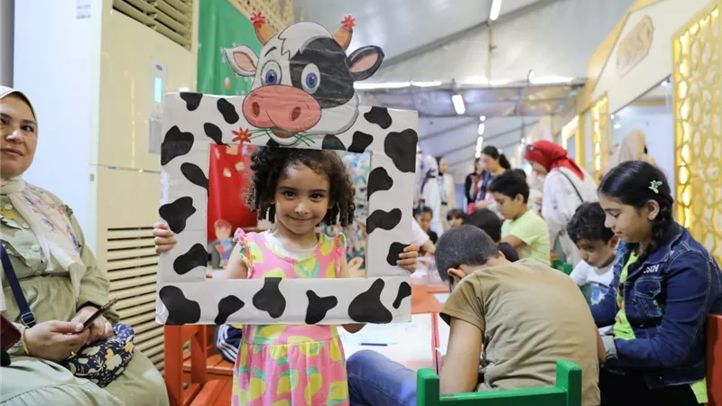 هدايا وكتب بسعر التكلفة بجناح الأزهر في معرض الإسكندريَّة للكتاب