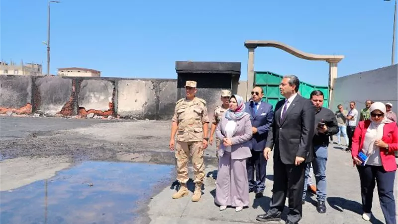 محافظ دمياط يعاين ميدانيا حريق مصنع الإسفنج بدمياط الجديدة