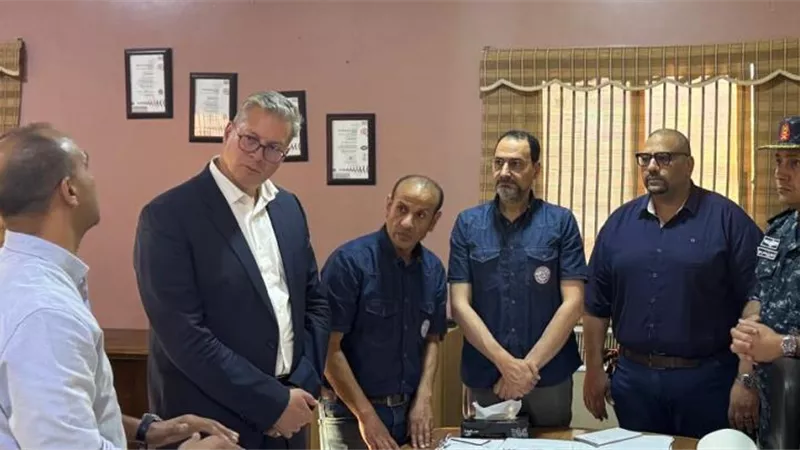 وزير البترول يزور أسر المفقودين بحادث انقلاب البارج البحري