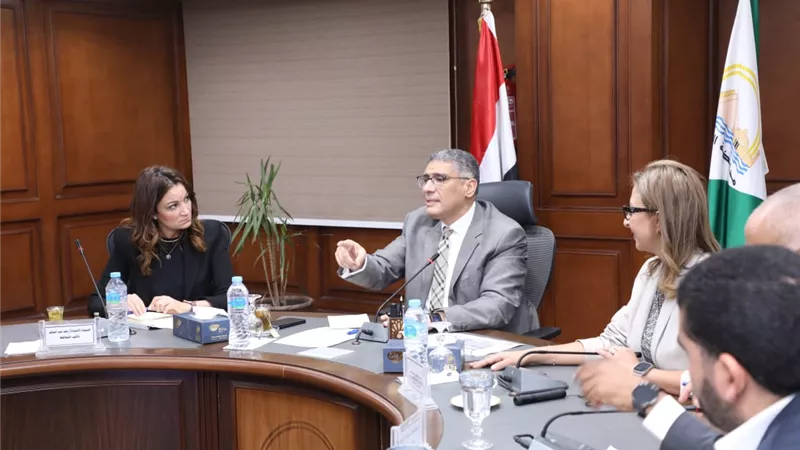 محافظ الجيزة يناقش مشروع الهوية البصرية للمحافظة مع أعضاء اللجنة