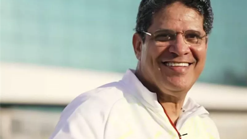 أيمن الرمادي يقدم مفاجأة للطفل أحمد إبراهيم مشجع الزمالك .. شاهد