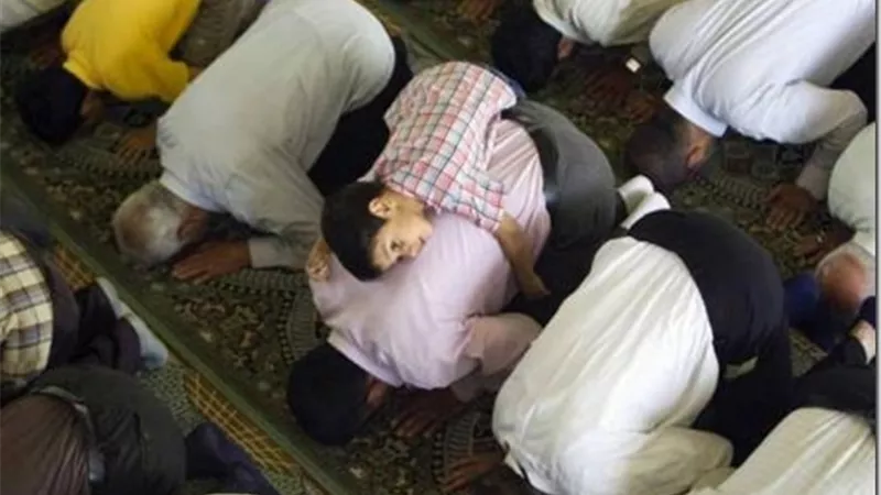 قول الشرع فى حمل الطفل الصغير أثناء الصلاة