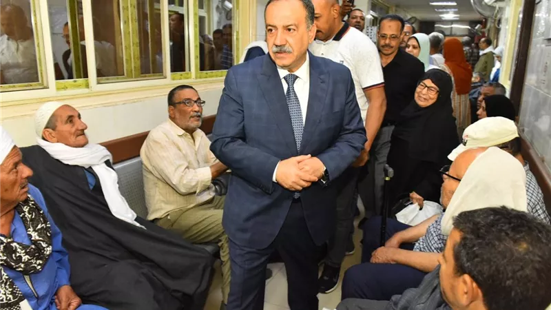 محافظ أسيوط يتفقد عيادة التأمين الصحي بمجمع المصالح