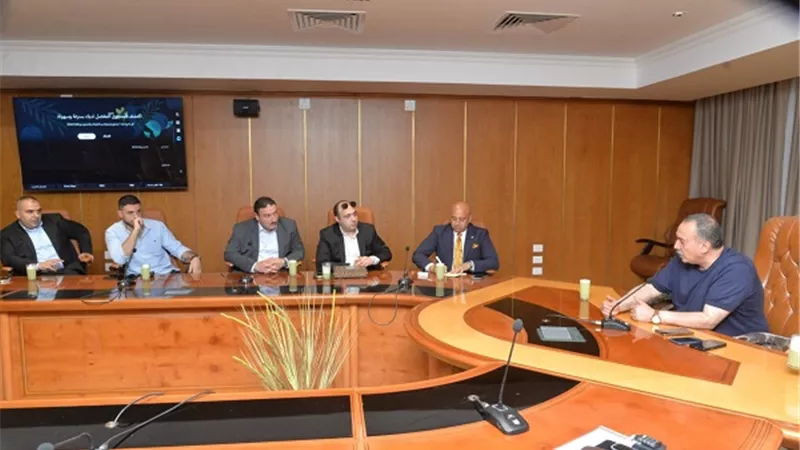 محافظ أسيوط يجتمع مع مجموعة من المستثمرين لعرض الفرص الاستثمارية