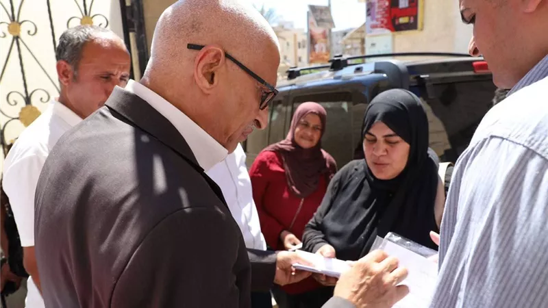 محافظ شمال سيناء يلتقي الأهالي أثناء جولته التفقدية بمدينة العريش
