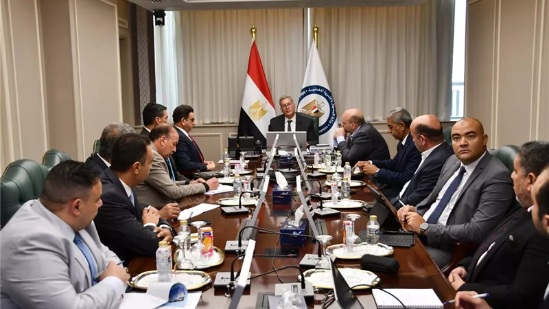 وزير البترول يجتمع مع مسئولي 