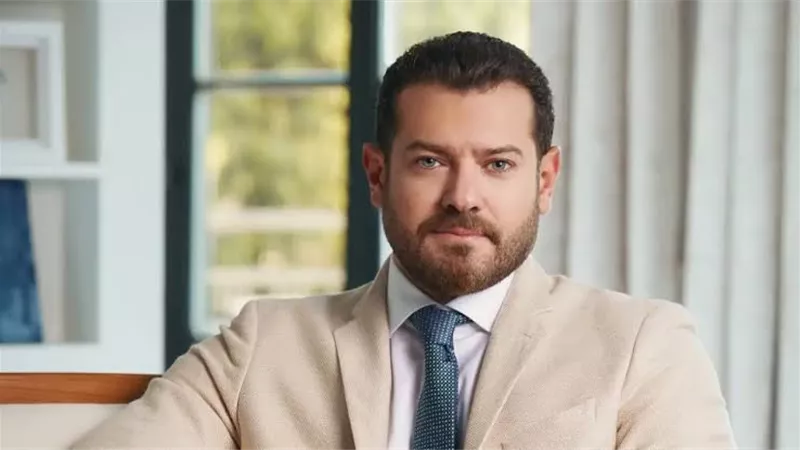 عمرو يوسف يروج لأحدث أعماله الفنية
