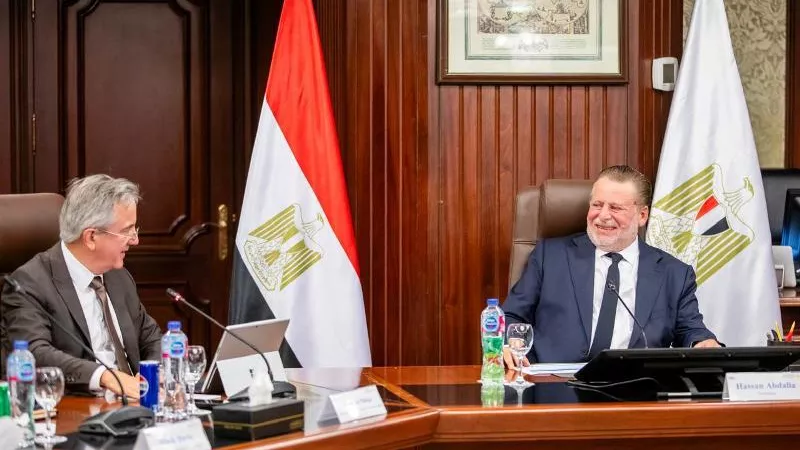 محافظ المركزي يستقبل وفدًا من البنك الأوروبي لإعادة الإعمار والتنمية