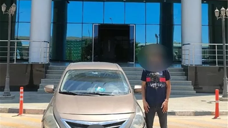 ملابسات جلوس مجموعةمن الأطفال على نوافذ سيارةاثناء سيرها بالدائري