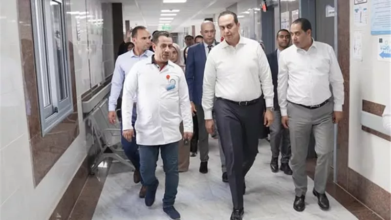 رئيس هيئة الرعاية الصحية يواصل جولاته المفاجئة بمنشآت الهيئة بإقليم القناة