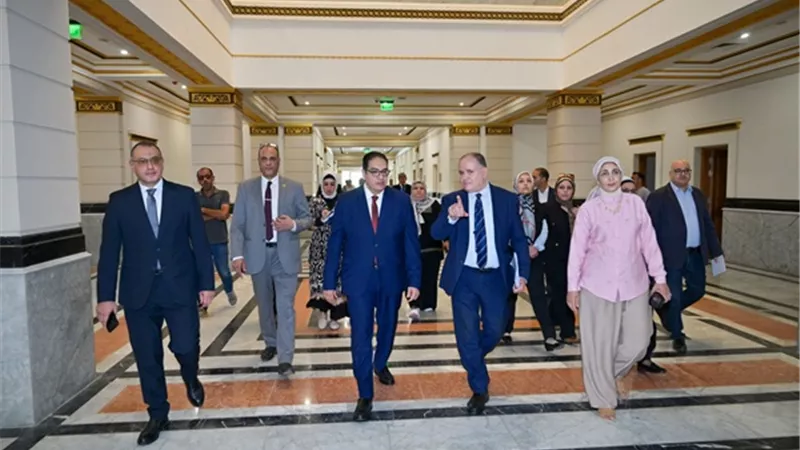 رئيس جامعة القاهرة يتفقد مقر الأهلية ويوجّه بسرعة إنهاء التجهيزات
