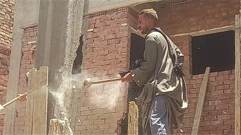 جهاز سوهاج الجديدة ينفذ إزالة فورية لعقار ويحيل المالك للنيابة.. صور